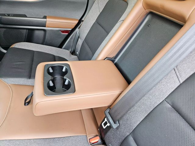 Vehicle image 33 of 61