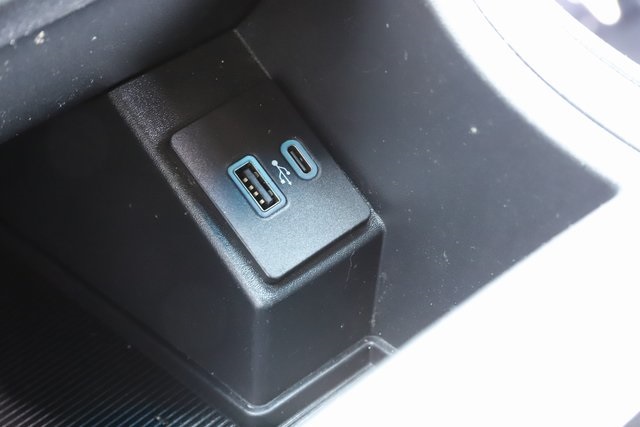 Vehicle image 25 of 33