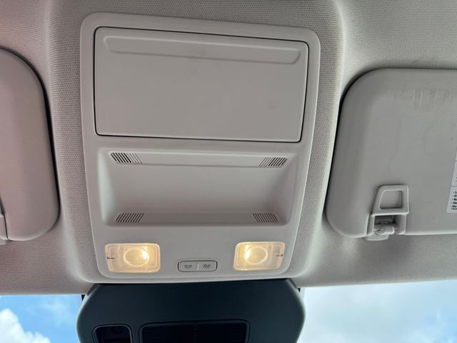 Vehicle image 23 of 33