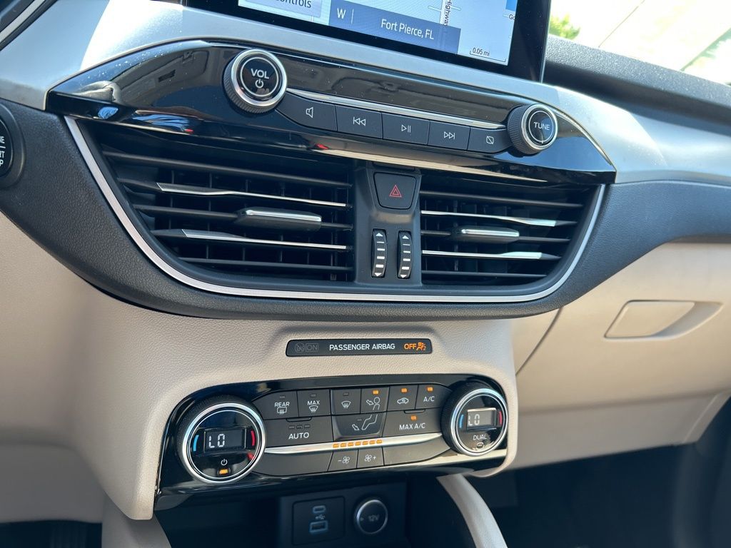 Vehicle image 32 of 51