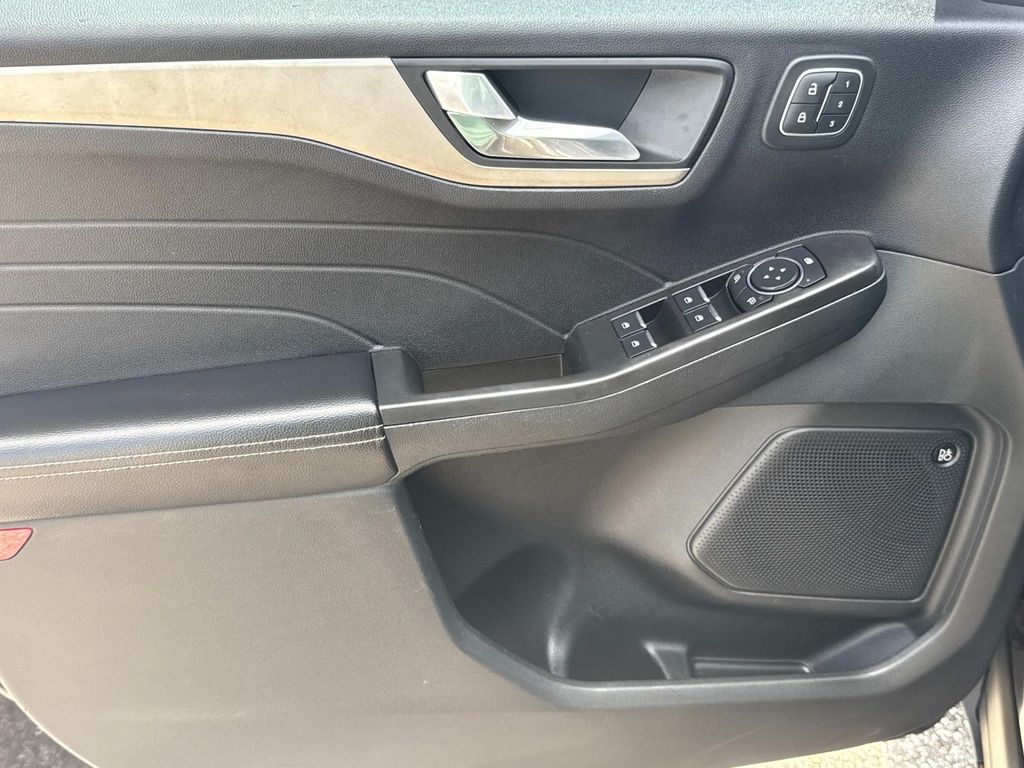 Vehicle image 19 of 47