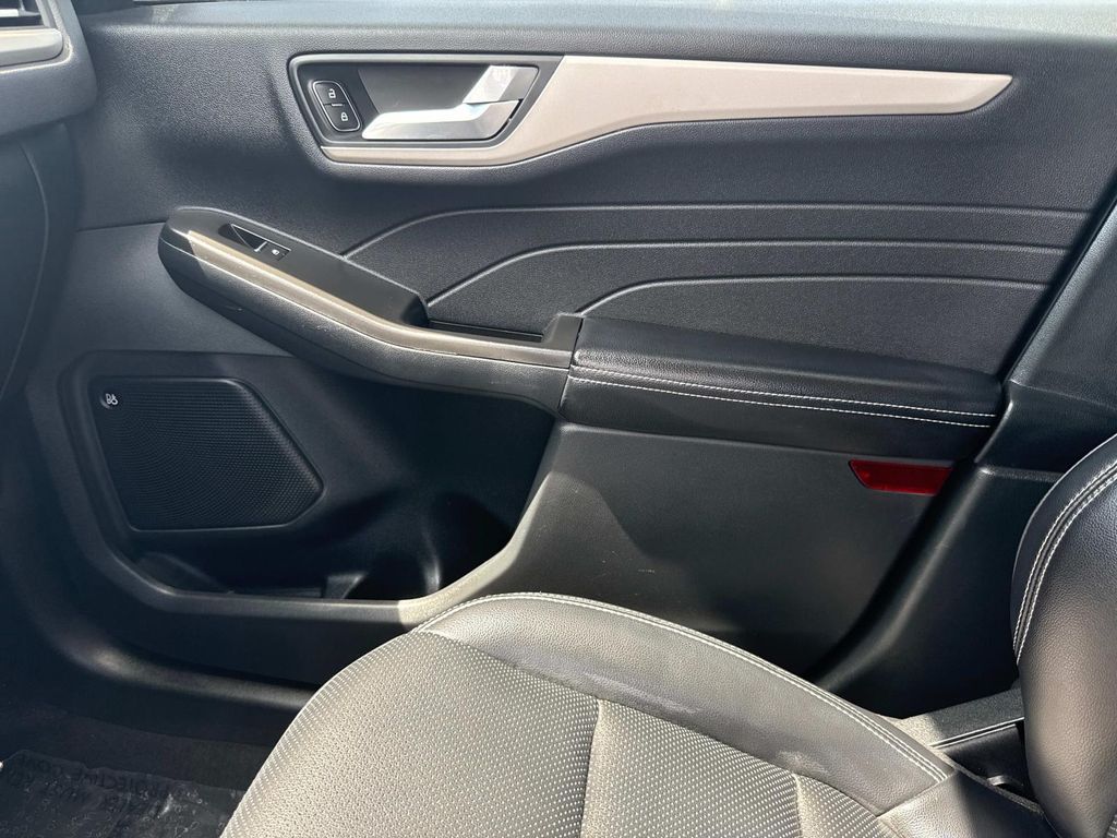 Vehicle image 26 of 47
