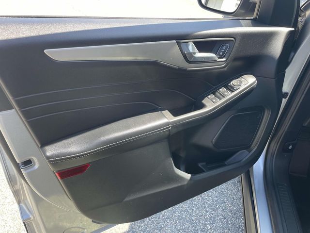 Vehicle image 21 of 37