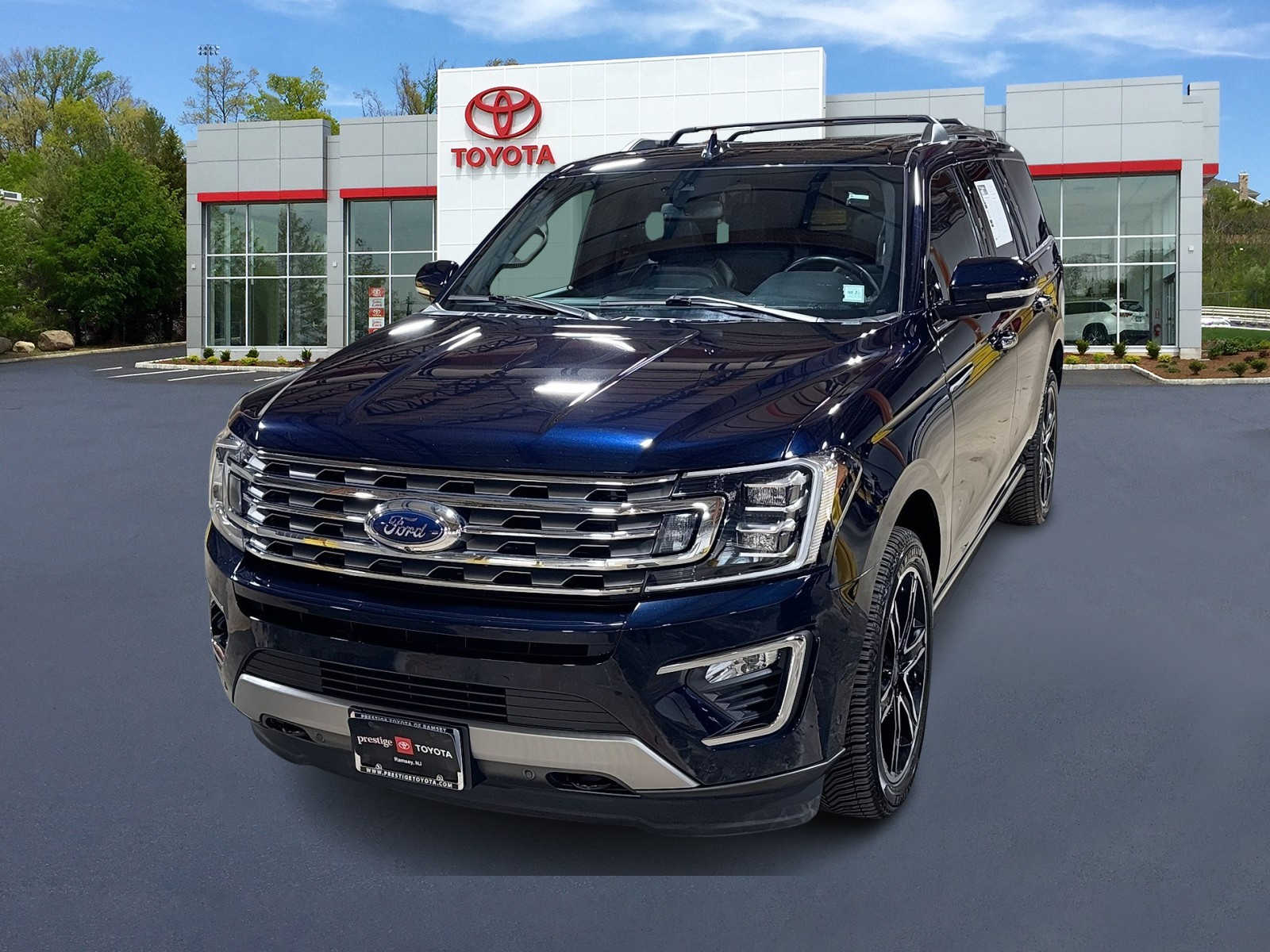 2021 Ford Expedition Limited Image 2 of 37