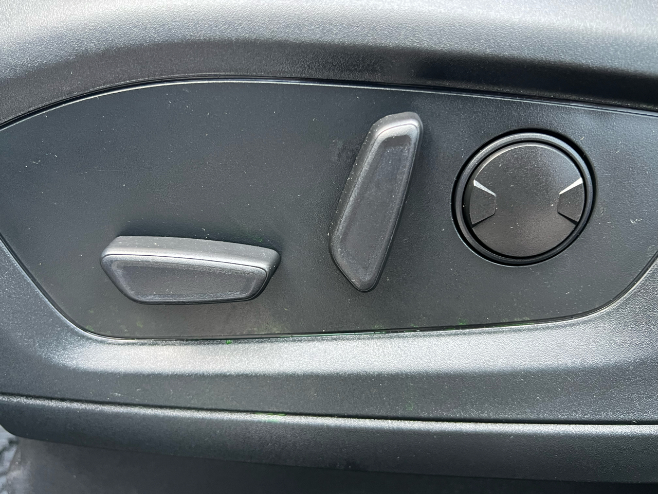 Vehicle image 18 of 32