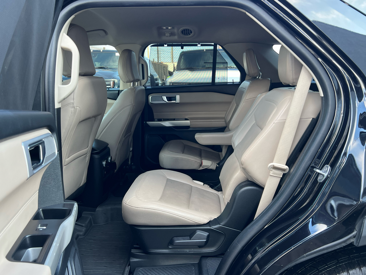 Vehicle image 17 of 32