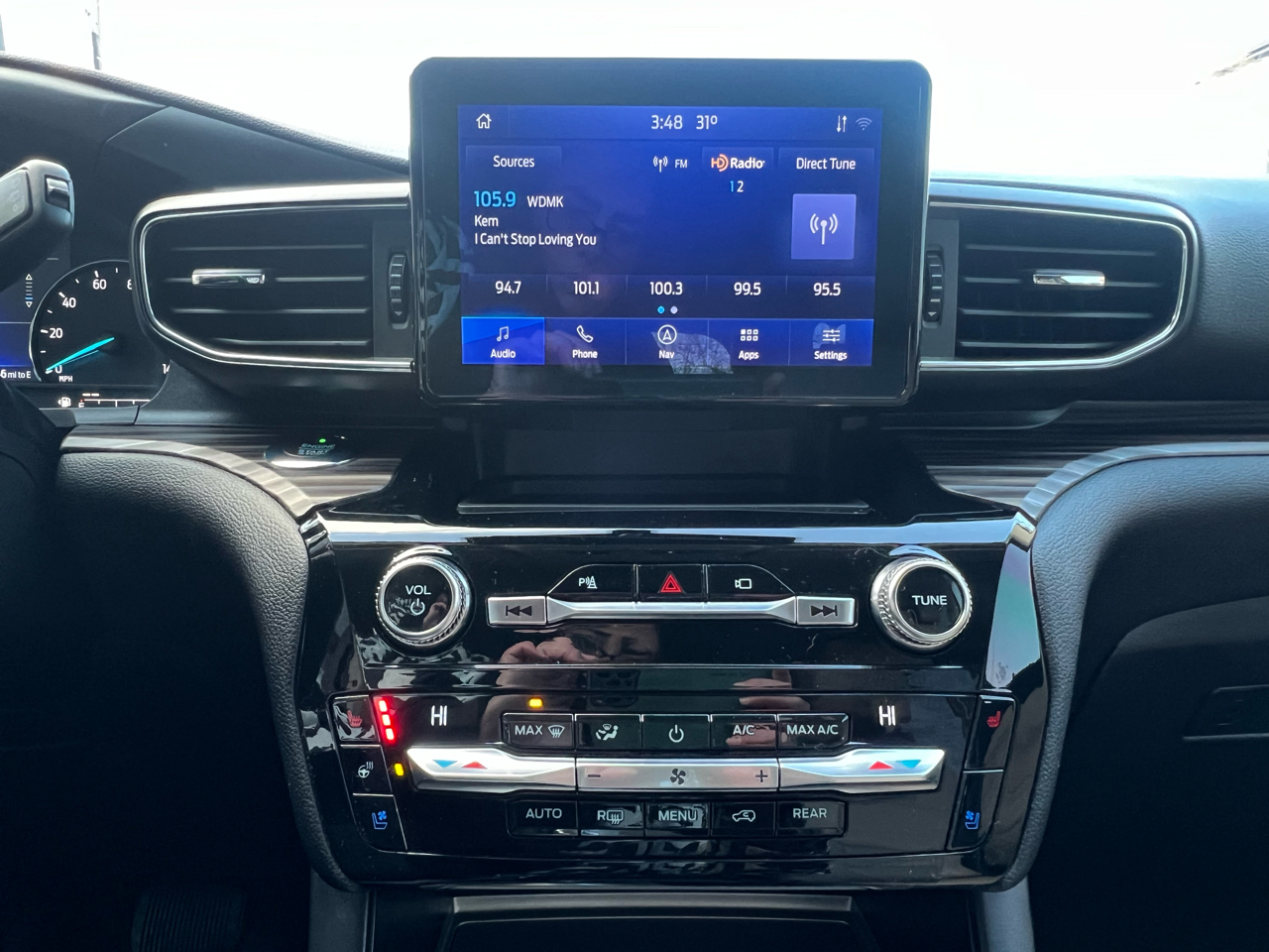 Vehicle image 26 of 32