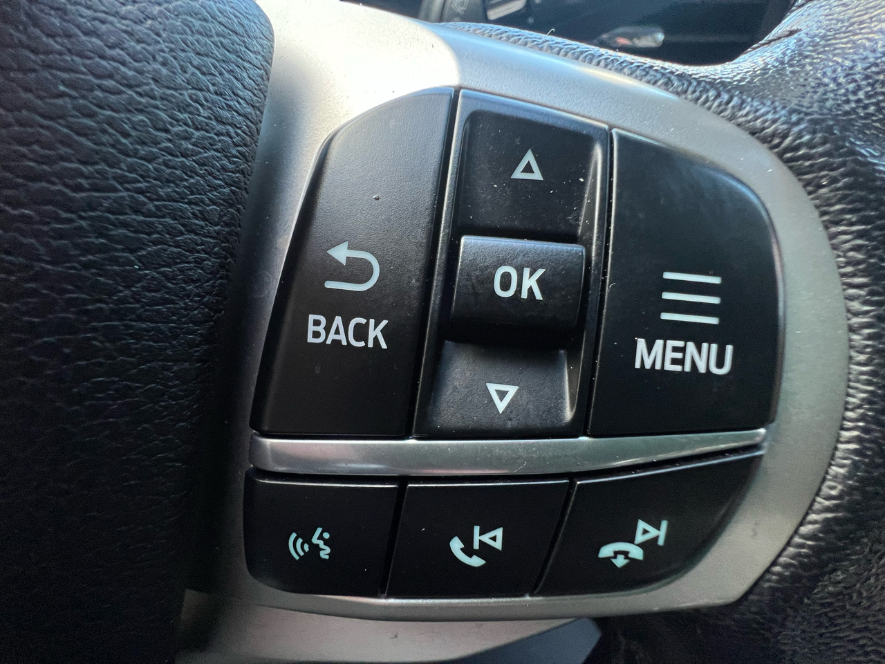 Vehicle image 24 of 32