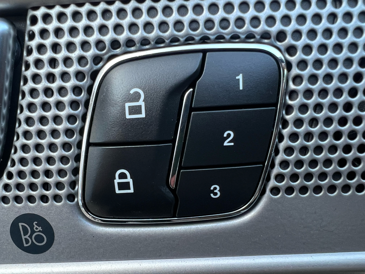 Vehicle image 16 of 32