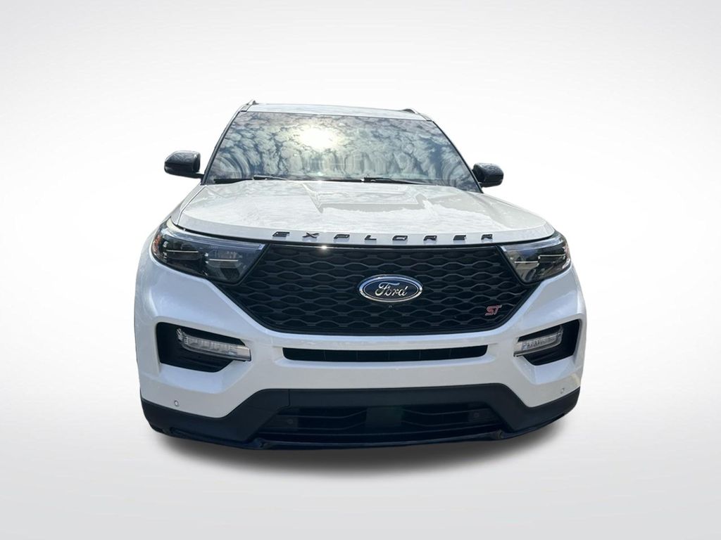 2021 Ford Explorer ST Image 3 of 35