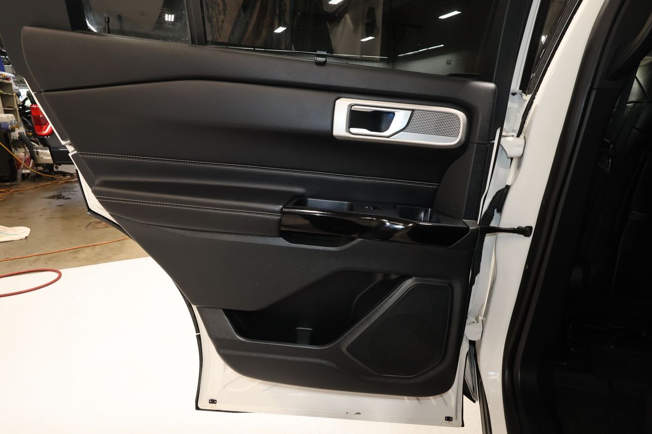 Vehicle image 21 of 38