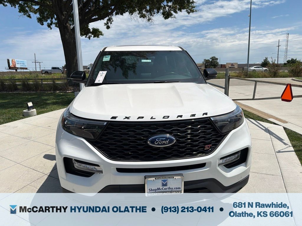 2021 Ford Explorer ST Image 3 of 34