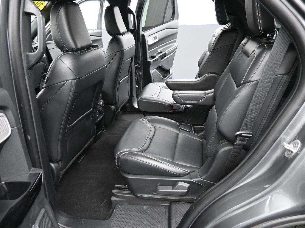 Vehicle image 33 of 53