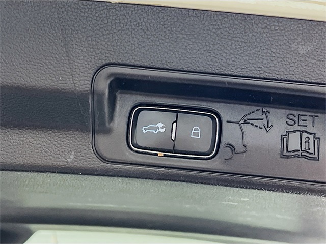 Vehicle image 33 of 43