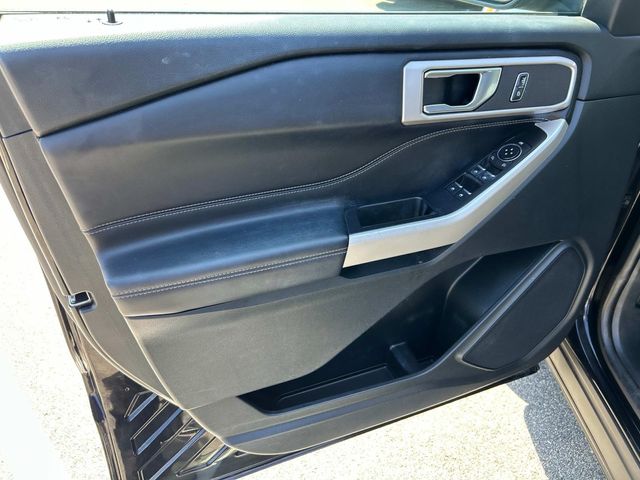 Vehicle image 17 of 31