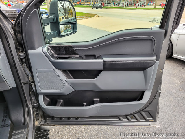 Vehicle image 27 of 33