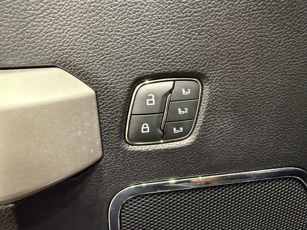 Vehicle image 17 of 48