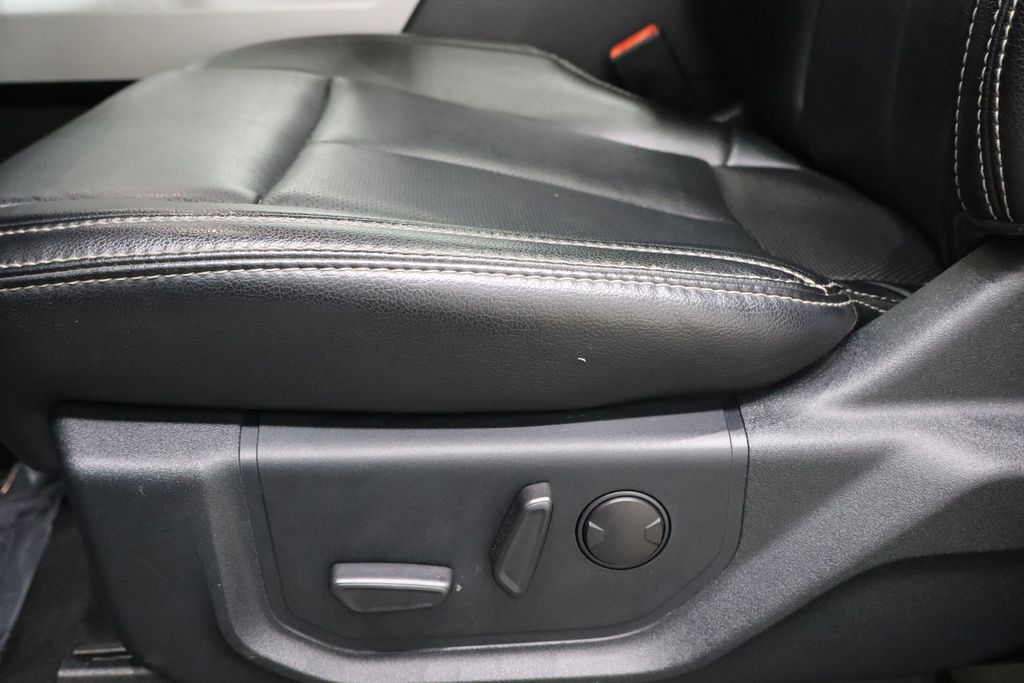 Vehicle image 17 of 40