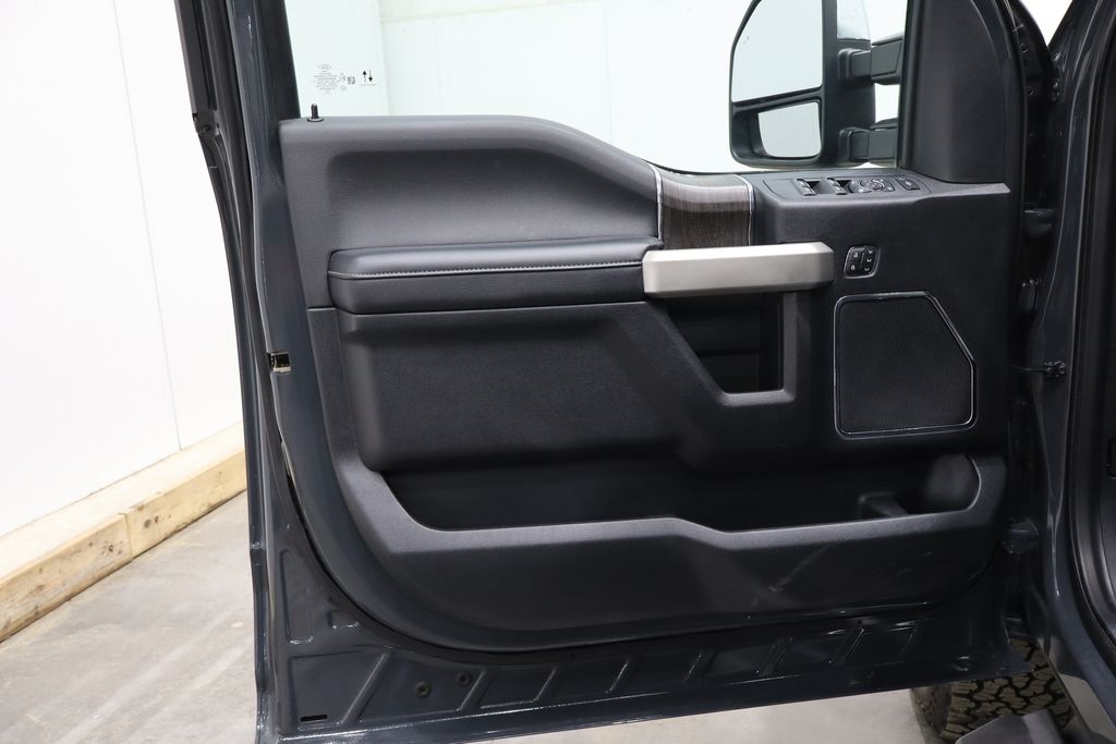 Vehicle image 14 of 42