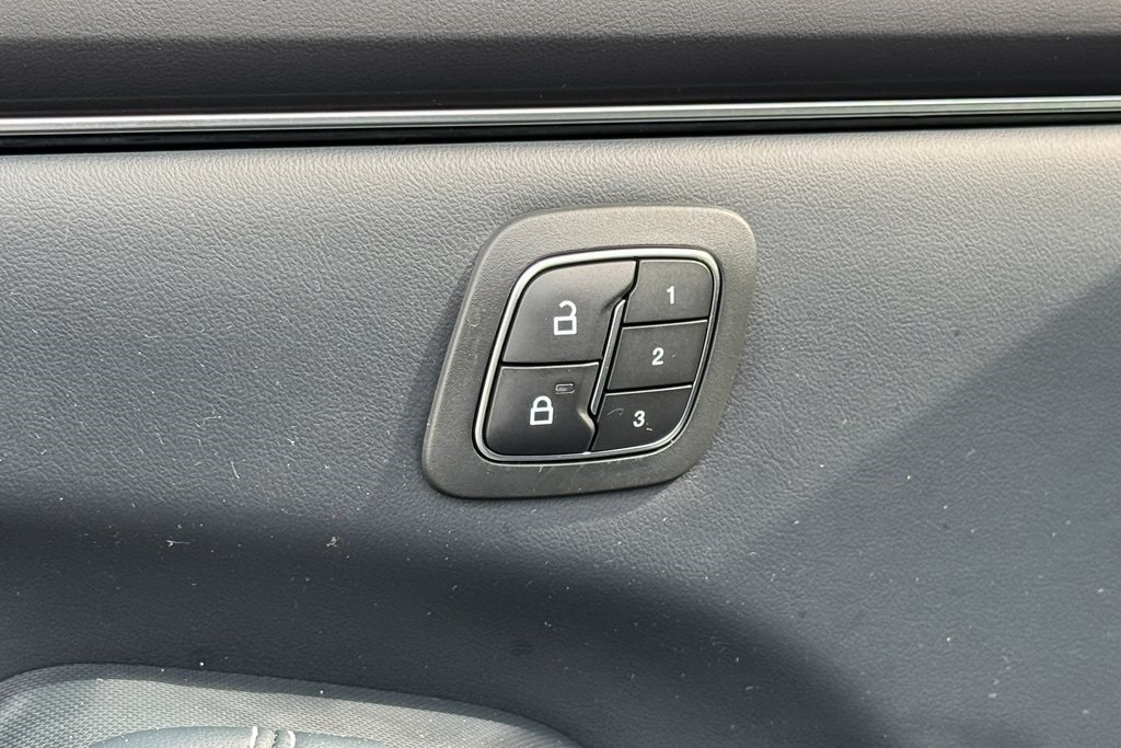 Vehicle image 21 of 34