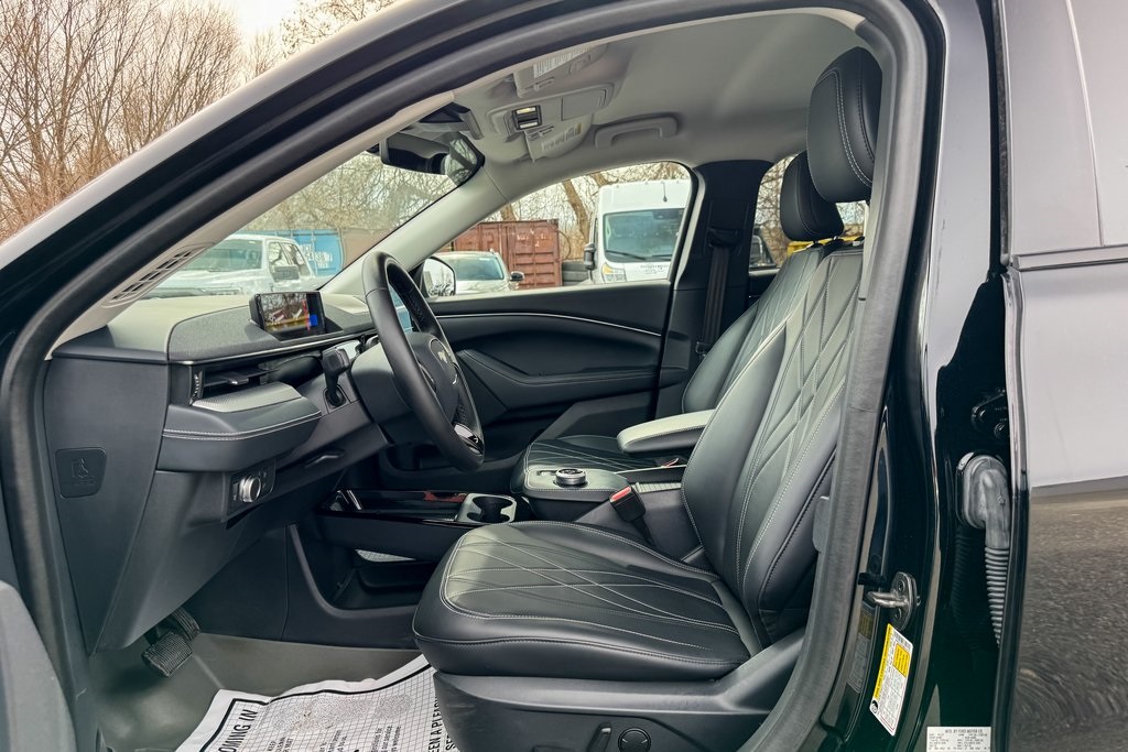 Vehicle image 17 of 34