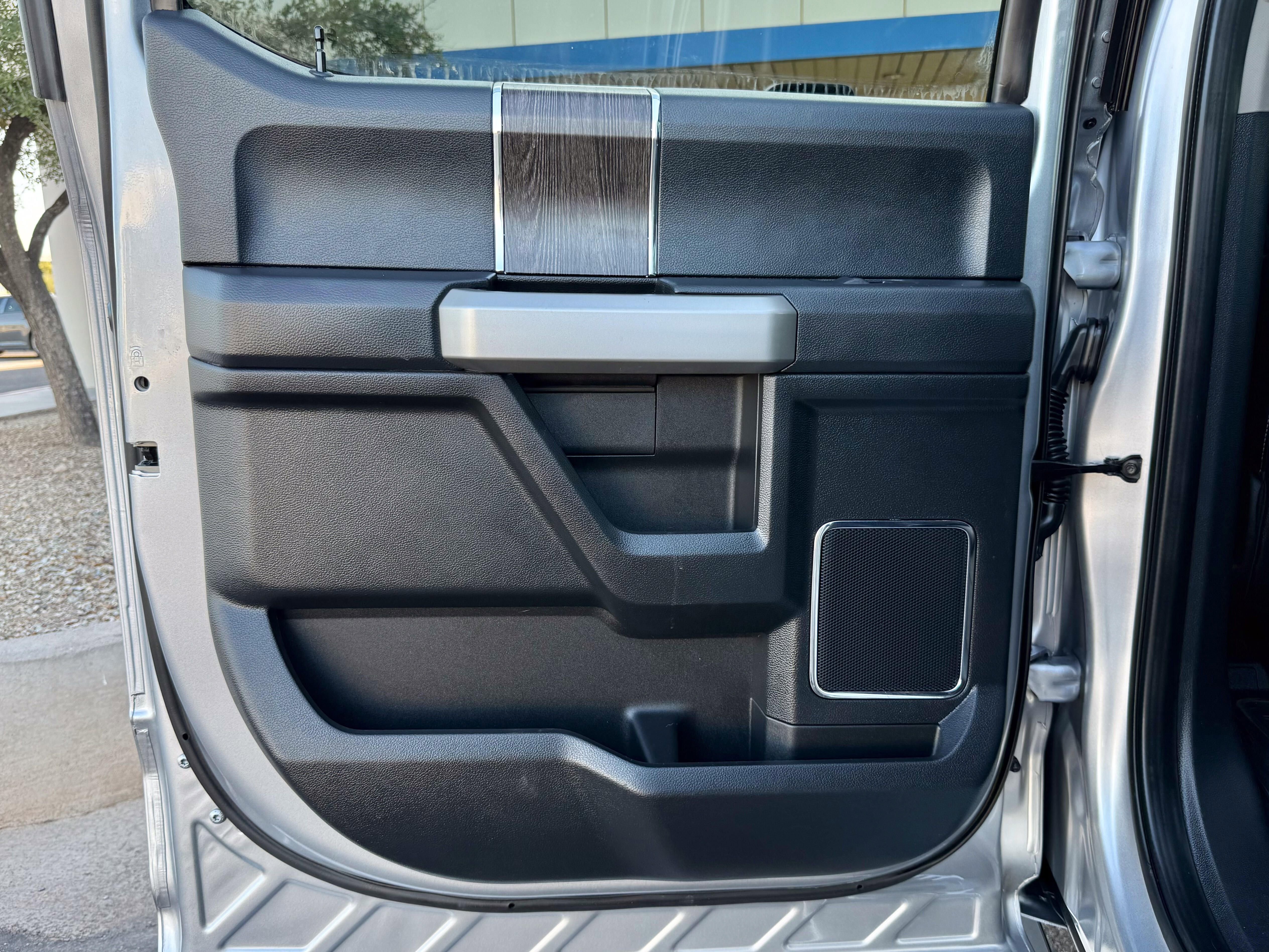 Vehicle image 32 of 40