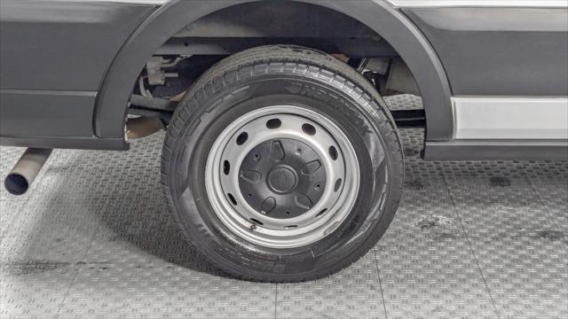 Vehicle image 27 of 30