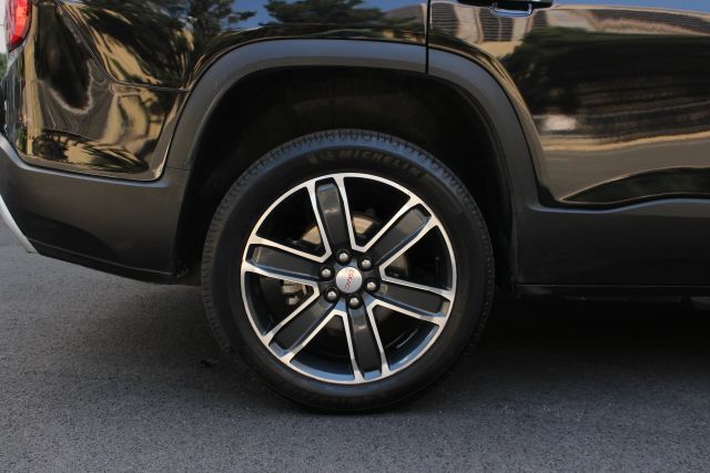 2021 GMC Acadia SLT Image 10 of 46