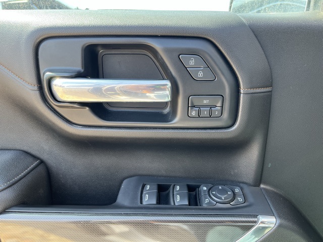 Vehicle image 24 of 26