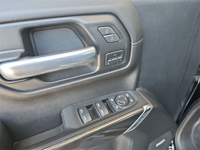 Vehicle image 21 of 25