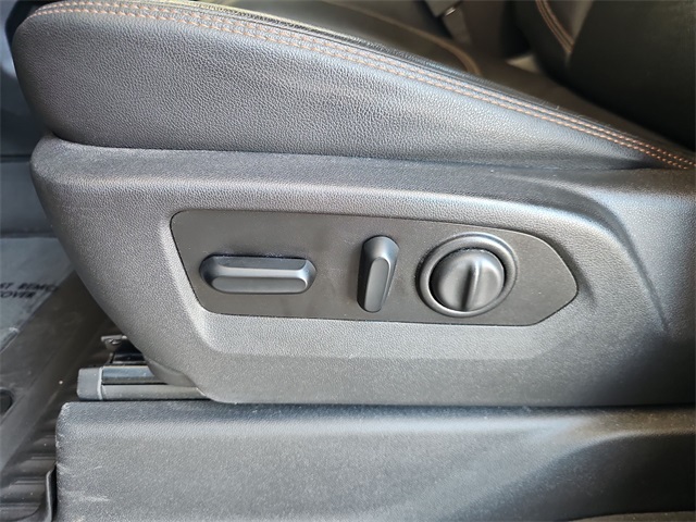 Vehicle image 23 of 25