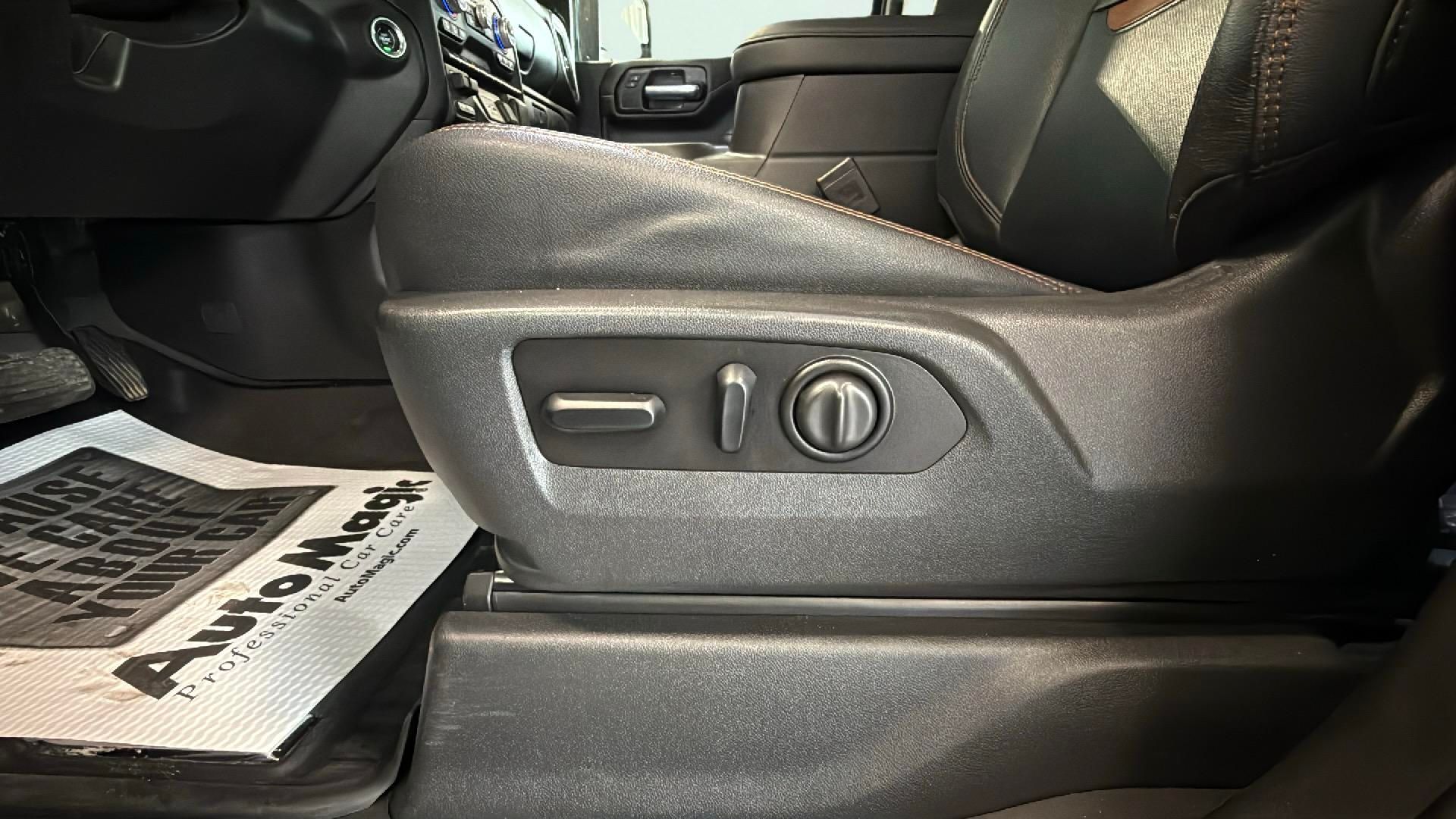 Vehicle image 26 of 28
