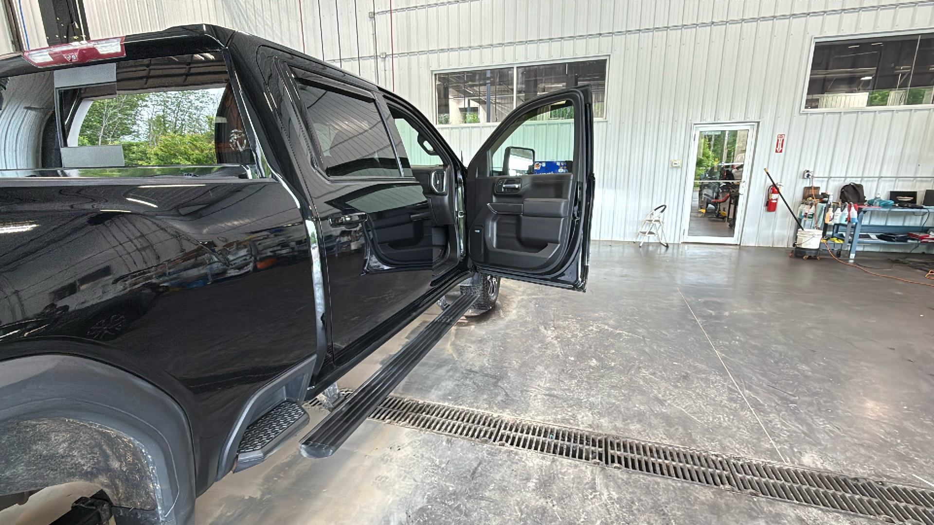 Vehicle image 16 of 28