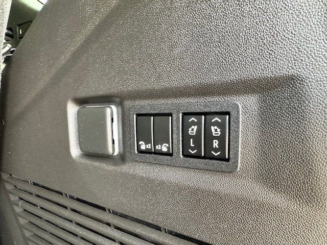 Vehicle image 33 of 52