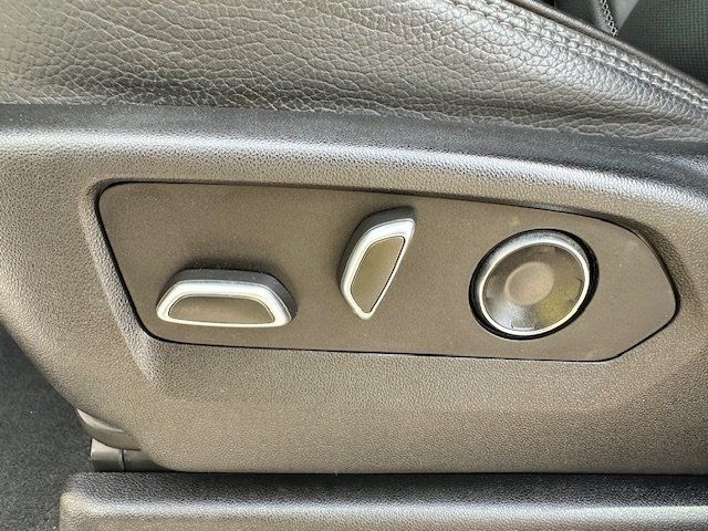 Vehicle image 31 of 52
