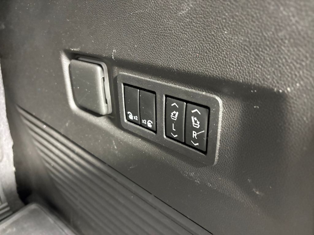 2021 GMC Yukon Denali Image 39 of 41