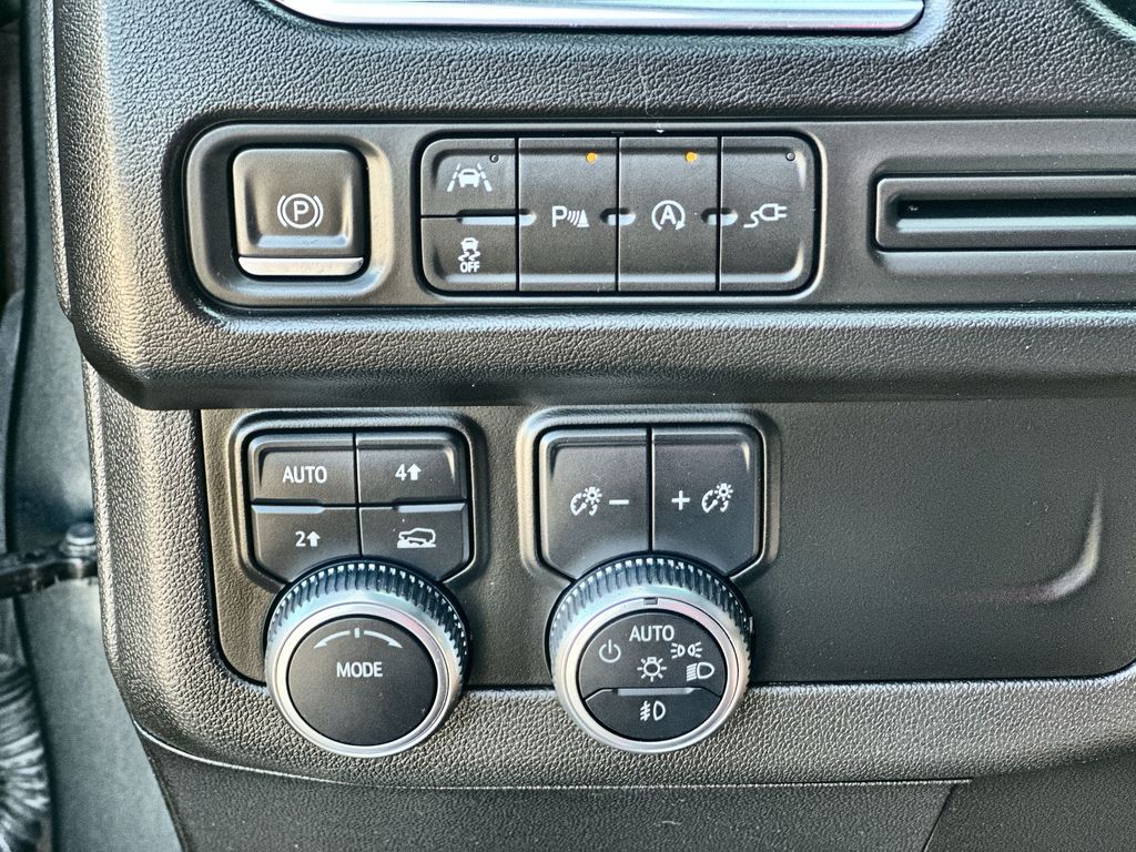 Vehicle image 28 of 36