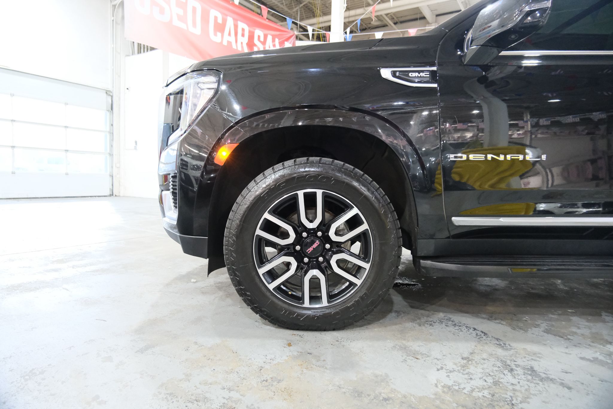 2021 GMC Yukon XL Denali Image 10 of 40