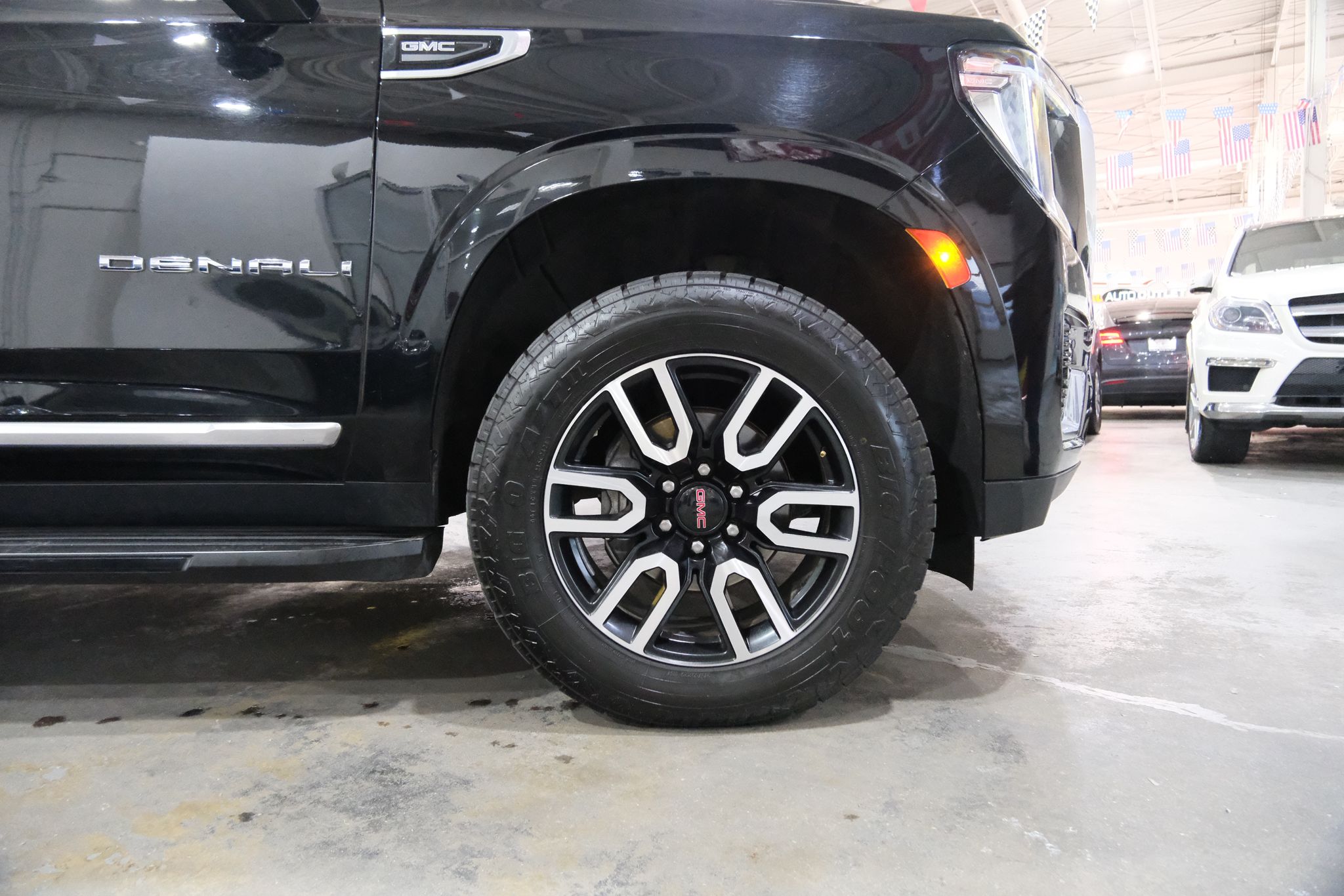 2021 GMC Yukon XL Denali Image 8 of 40