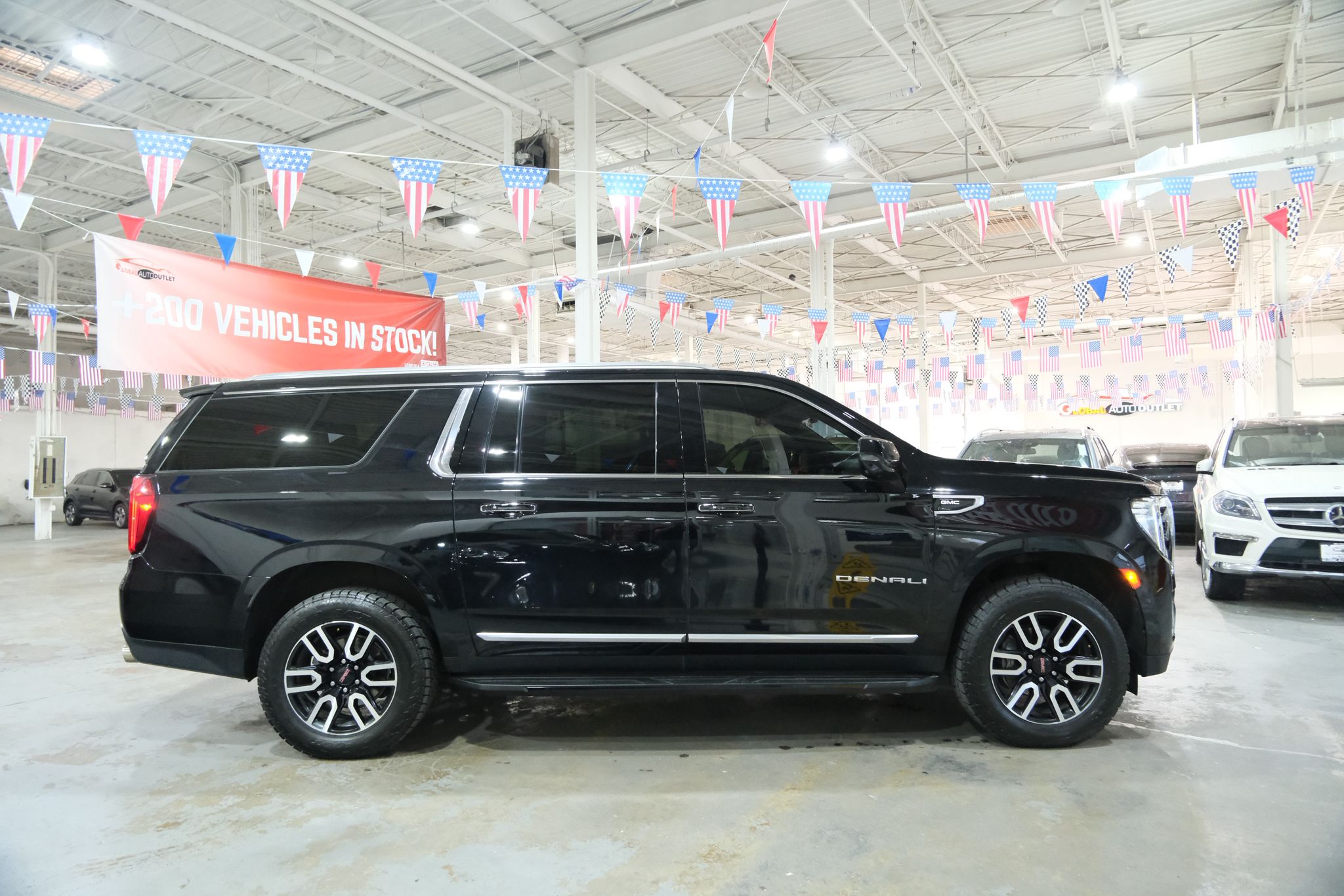 2021 GMC Yukon XL Denali Image 4 of 40