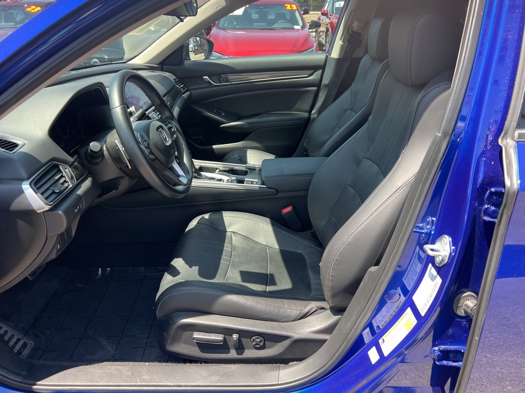 Vehicle image 13 of 24