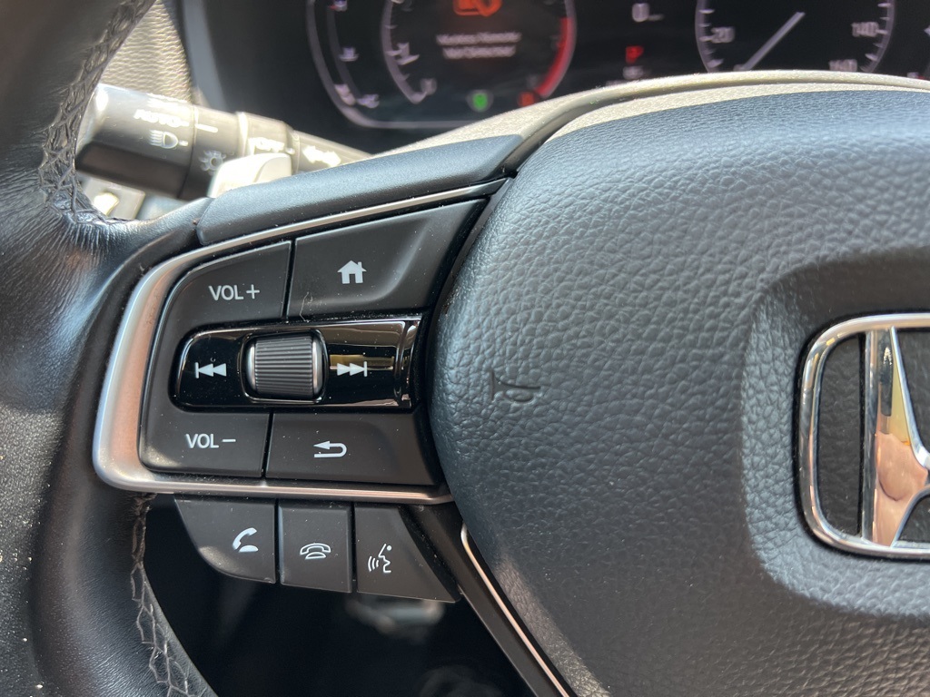 Vehicle image 17 of 24