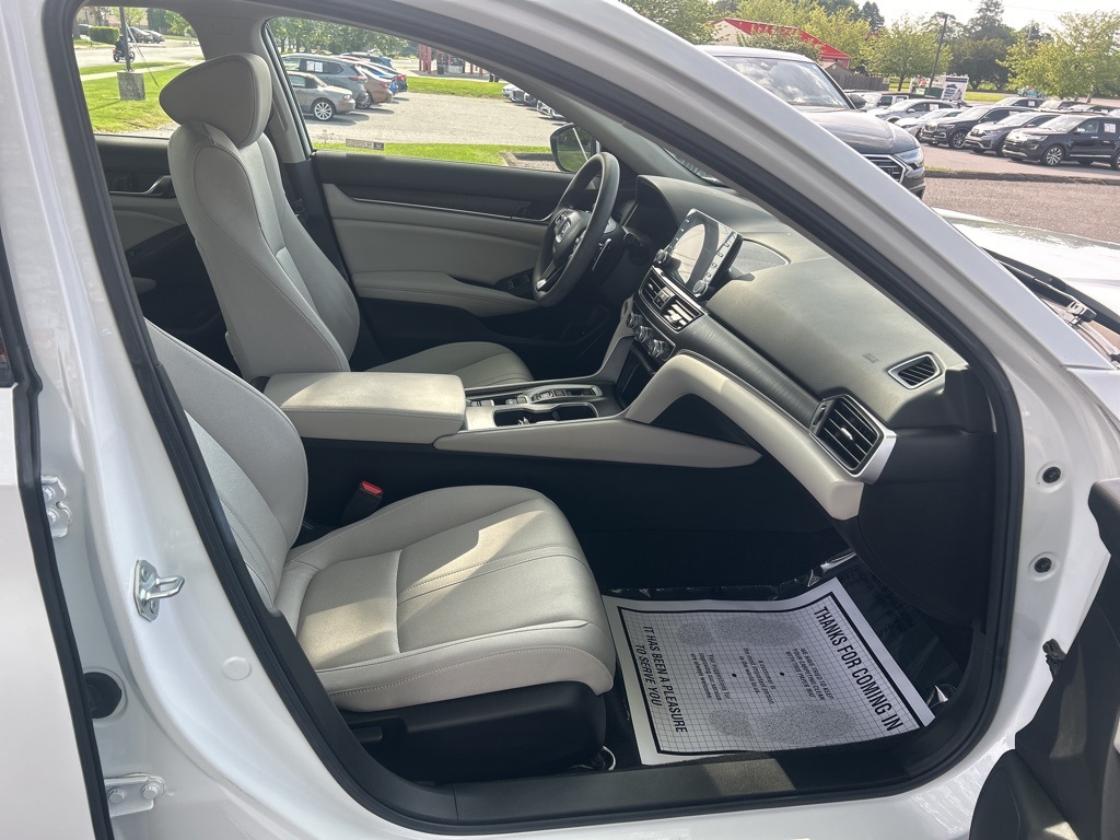 Vehicle image 47 of 49