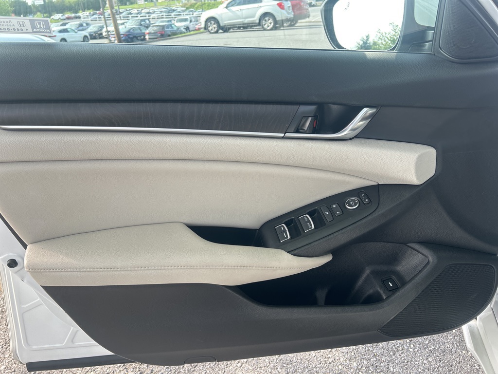 Vehicle image 16 of 49