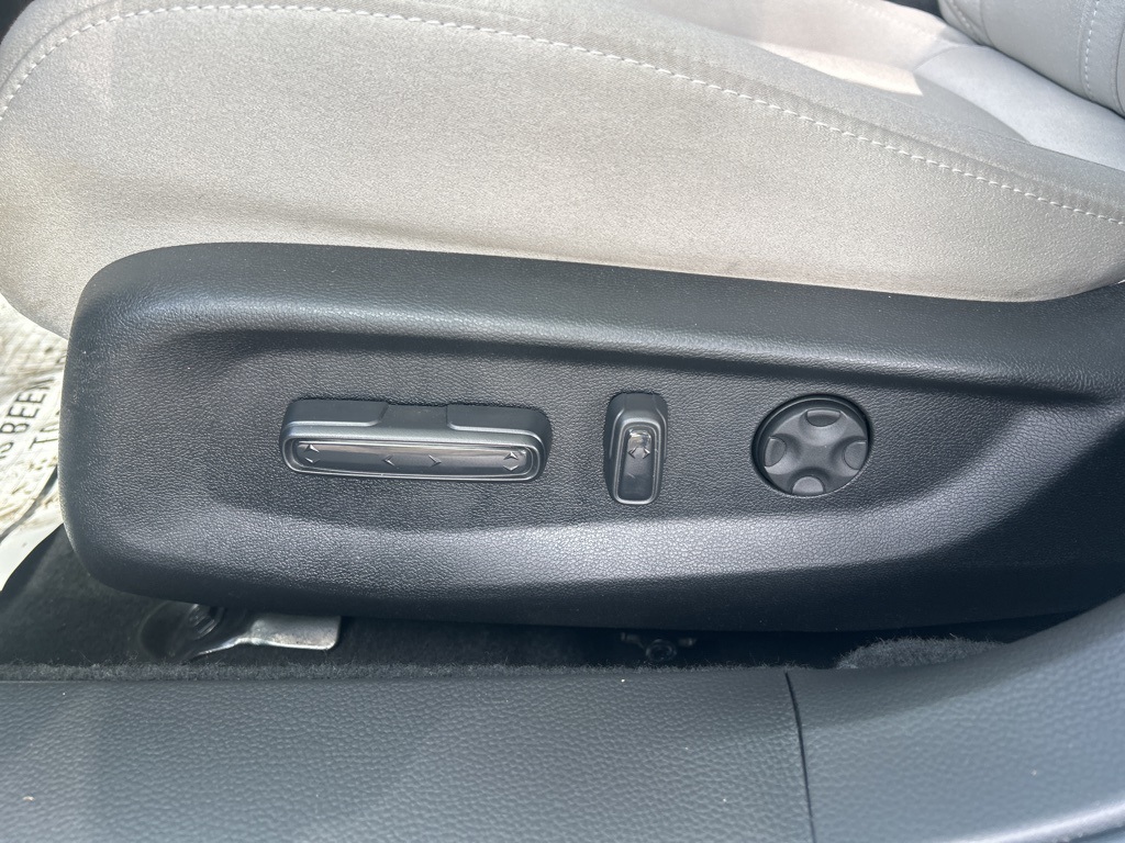 Vehicle image 21 of 49