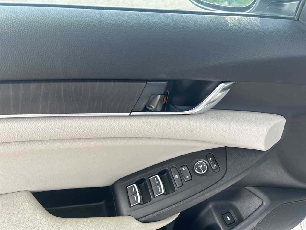 Vehicle image 17 of 49