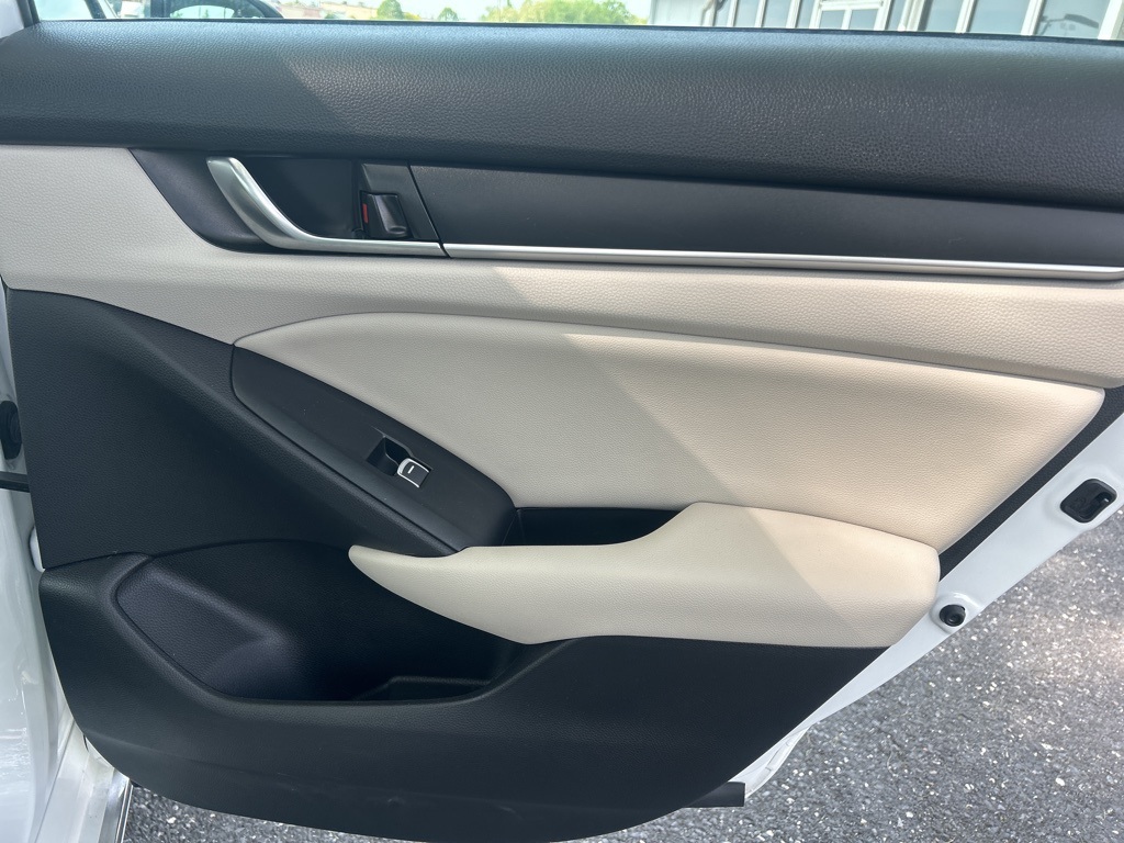 Vehicle image 40 of 49