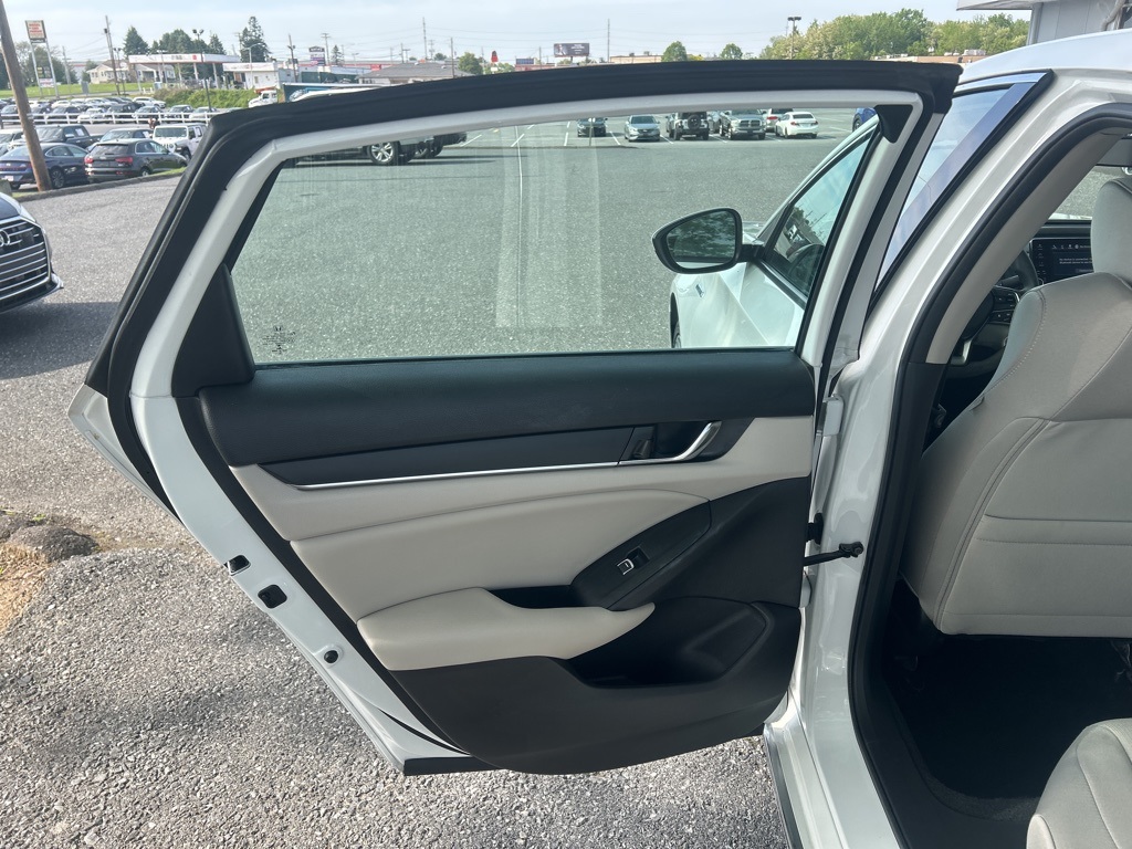 Vehicle image 33 of 49