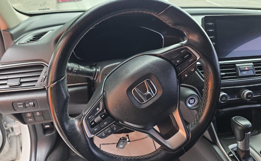 Vehicle image 9 of 14