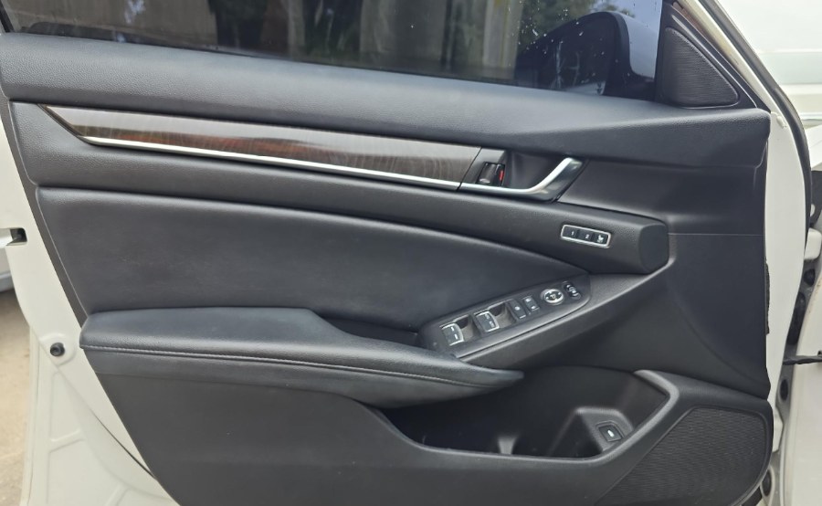 Vehicle image 8 of 14